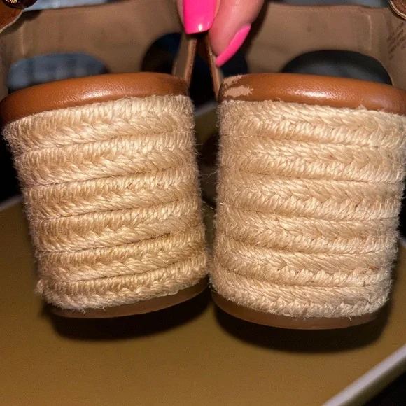 Michael Kors Tan Sandals Elegant Leather Design - Picture 4 of 4